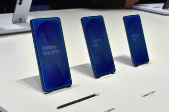 Row of blue Galaxy S26 Ultra/S26+/S26 smartphones on angled display stands in a bright showroom.